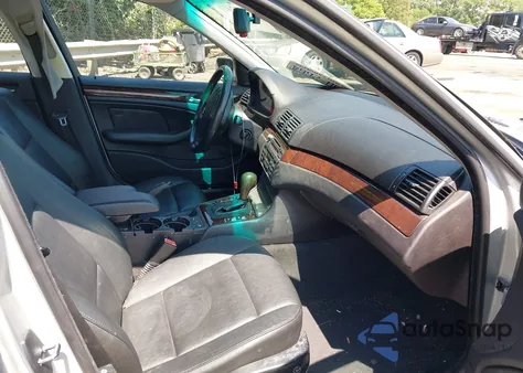 2005 BMW 325I from USA, damaged, VIN WBAEV33445KW20656